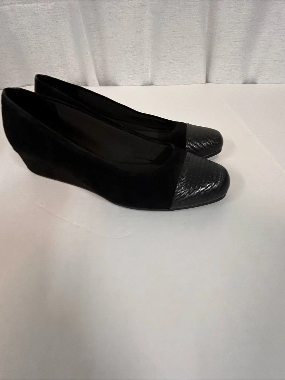 Easy Spirit Black Textured Cap-Toe Comfort Leather